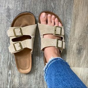 Size 10 Double Buckle Sandal 🌼